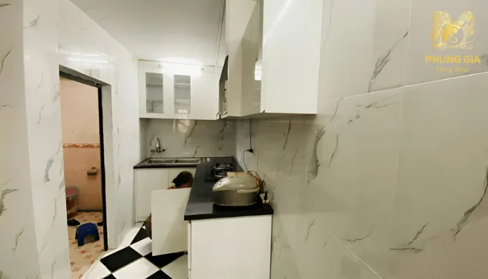 Nhà vệ sinh nếu đối diện bếp cần lưu ý luôn đóng kín cửa