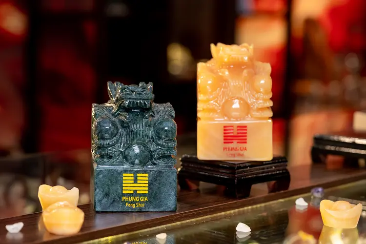 Ấn Rồng Vương Quyền tại Phùng Gia được chế tác từ đá ngọc hoàng long và Serpentine tự nhiên nguyên khối