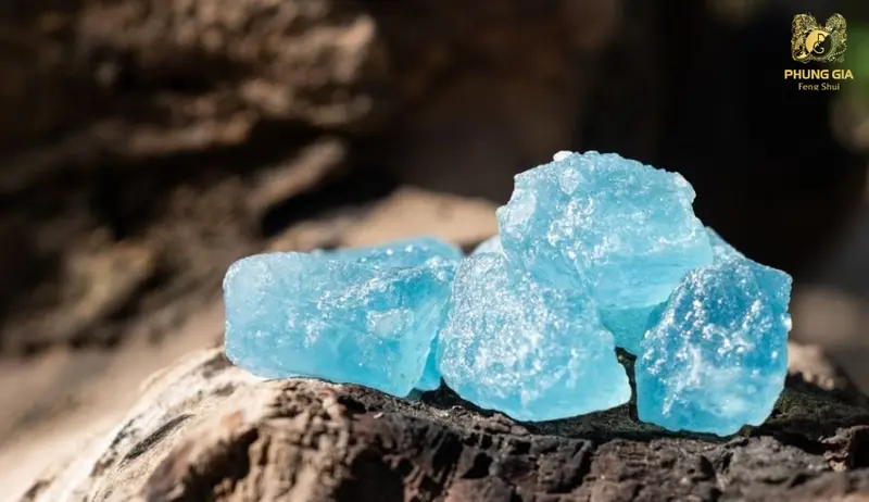 Aquamarine giúp người mệnh Thủy tăng giao tiếp thuận lợi, tạo niềm tin và hỗ trợ tài lộc phát triển ổn định trong kinh doanh