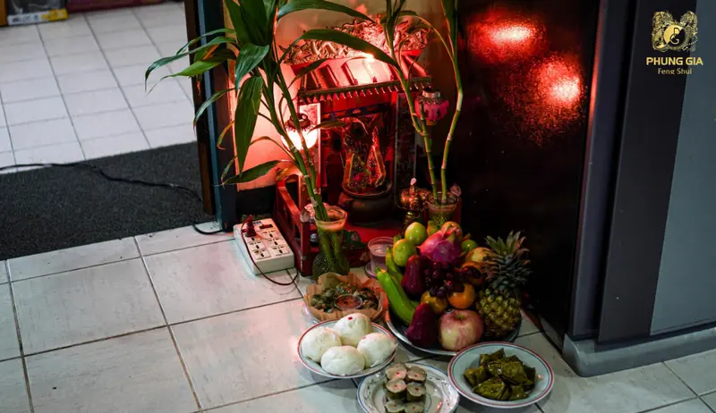 Bàn thờ đặt đối diện cửa chính dễ bị xung khí mạnh, khiến linh khí khó tụ và tài lộc thiếu ổn định