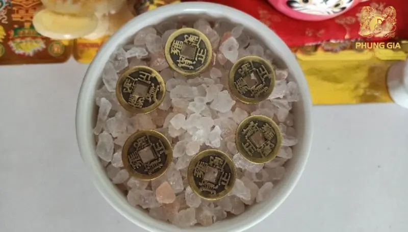  Bát muối kết hợp tiền tại cung Tụ Tài