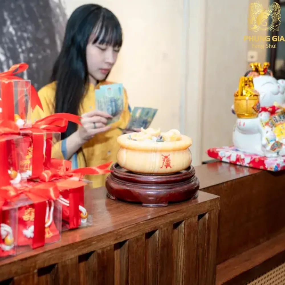 Bát tụ bảo ngọc Hoàng Long đặt tại quầy thu ngân cùng mèo thần tài