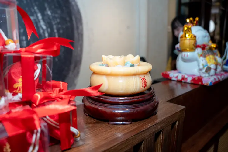 Gia chủ thỉnh Bát Tụ Bảo thường cảm nhận được sự thuận lợi hơn trong công việc, buôn bán và các mối quan hệ xã hội