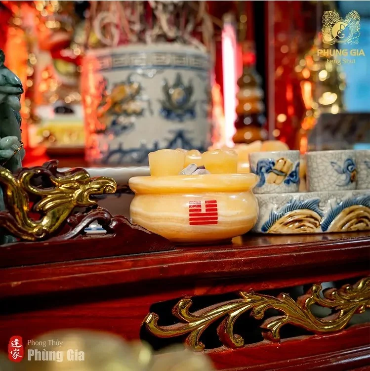 Bát tụ bảo được an vị trên ban thờ