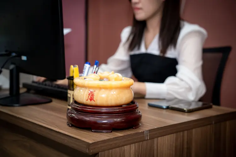 Bàn làm việc là một trong những vị trí lý tưởng để an vị Bát Tụ Bảo