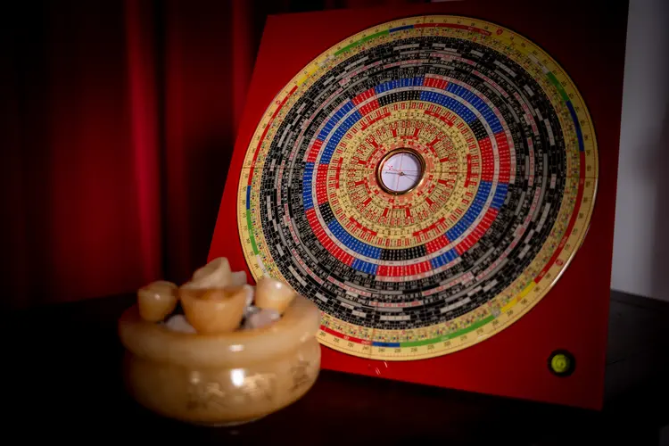 Gia chủ liên hệ đến Phong thuỷ Phùng Gia để nhận tư vấn kỹ lưỡng về cách an vị Bát Tụ Bảo và vật phẩm khác đúng phong thủy