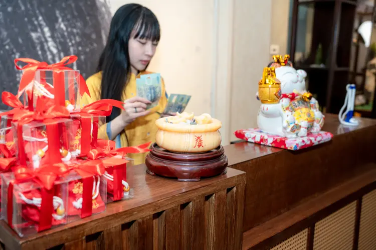 Bát Tụ Bảo có thể đặt ở quầy thu ngân của cửa hàng và kết hợp với mèo thần tài, túi thần tài