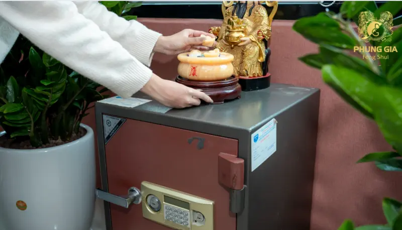 Gia chủ có thể đặt thêm Bát Tụ Bảo lên trên két sắt với ý nghĩa chiêu tài, trấn lộc