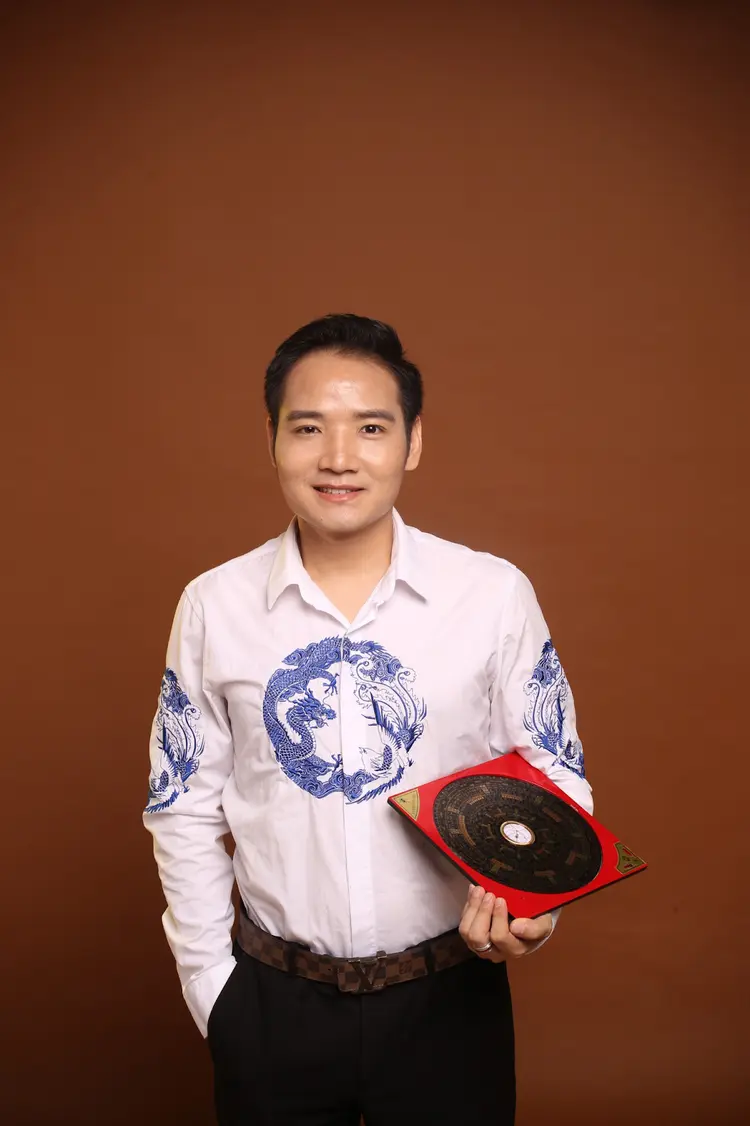 Master Phùng Phương là người nước ngoài đầu tiên và duy nhất được Hiệp hội Phong thuỷ Trung Quốc cấp bằng Phong Thuỷ Sư Cao Cấp