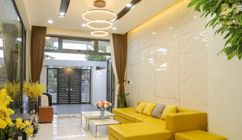 Phòng khách bố trí gần cửa chính giúp đón nhận sinh khí thuận lợi, hỗ trợ lưu thông năng lượng và tạo nền tảng phong thủy ổn định cho gia chủ