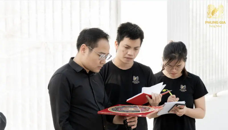 Cuộc đất không thể đánh giá bằng mắt thường, nên gia chủ cần nhờ phong thủy sư khảo sát trực tiếp