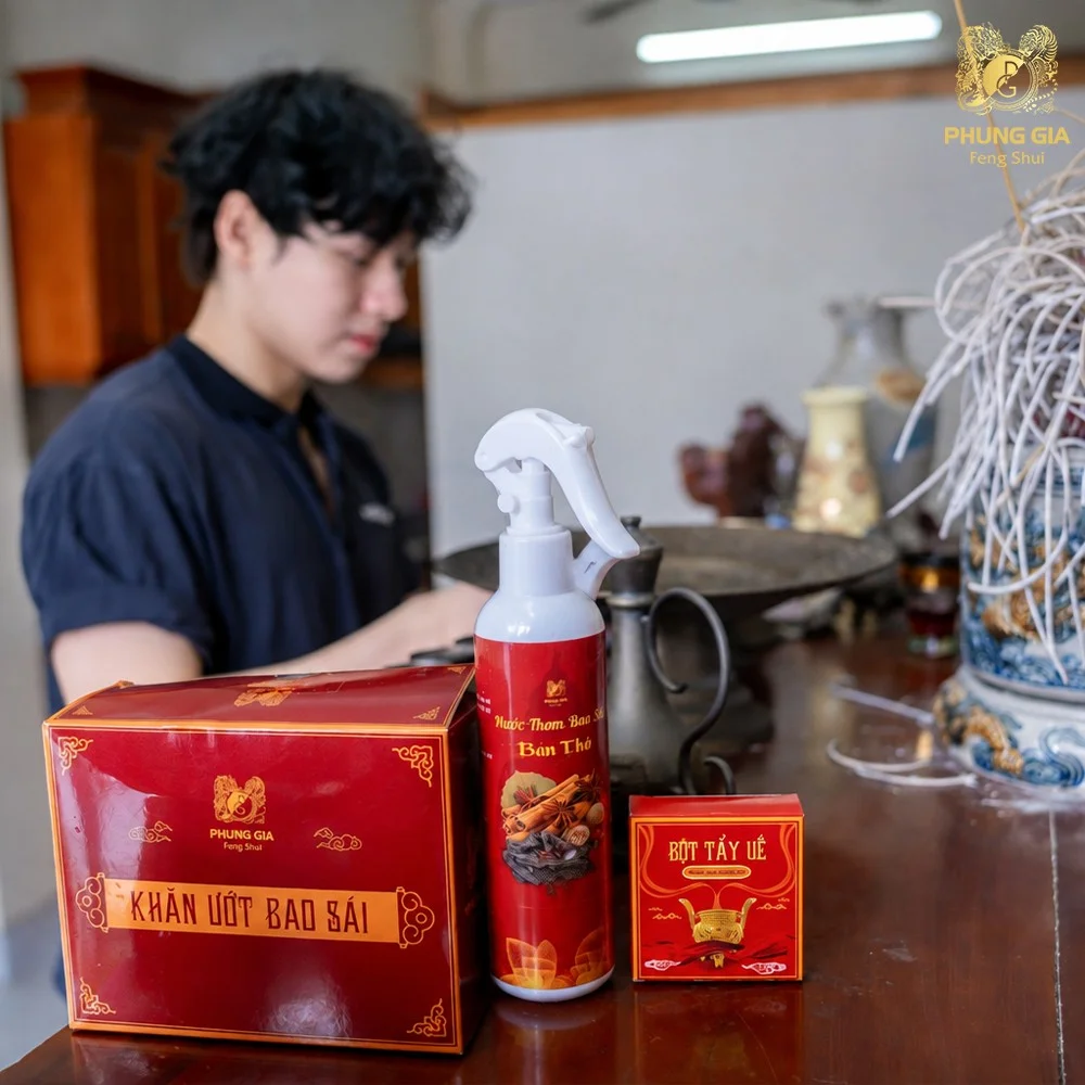 Khách hàng dùng bộ bao sái Phùng Gia để bao sái ban thờ gia tiên