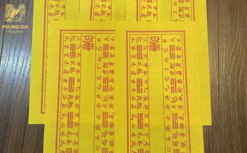 Dị hiệu thường được viết bằng mực đỏ trên giấy hồng điều, chữ viết ngay ngắn, rõ ràng, thể hiện sự trang trọng và thành tâm