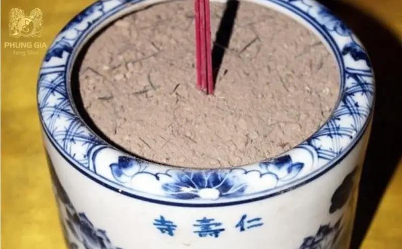 Gia chủ cần đặt cốt bát hương theo đúng thứ tự