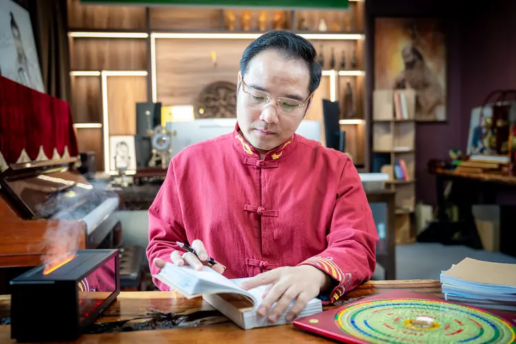 Gia chủ khi thỉnh vật phẩm Tỳ Hưu tại Phùng Gia sẽ nhận được hướng dẫn cách chọn ngày, giờ, vị trí chi tiết được nghiên cứu kỹ lưỡng bởi Master Phùng Phương