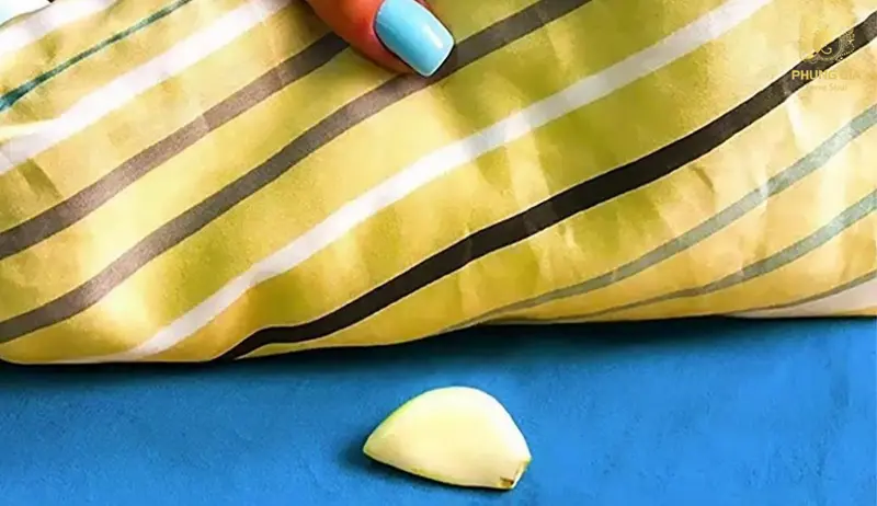 Cách để tỏi dưới gối theo dân gian thường dùng 1–3 tép tỏi bọc vải mỏng và đặt gần đầu giường để tạo cảm giác an tâm khi ngủ