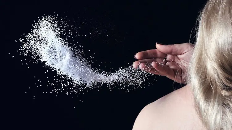 Ném muối qua vai trái – nghi thức nhỏ, nhưng mang lại lớp chắn phong thủy vô hình
