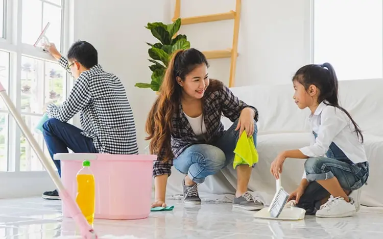 Từng vết bụi được lau sạch cũng là lúc trường khí trong nhà được thanh lọc