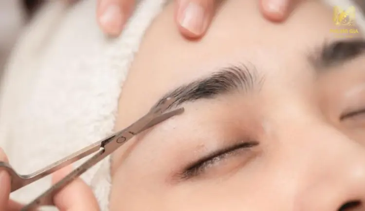 Lông mày gọn gàng là biểu tượng của nhân duyên tốt đẹp, giúp hạn chế thị phi và tránh tiểu nhân