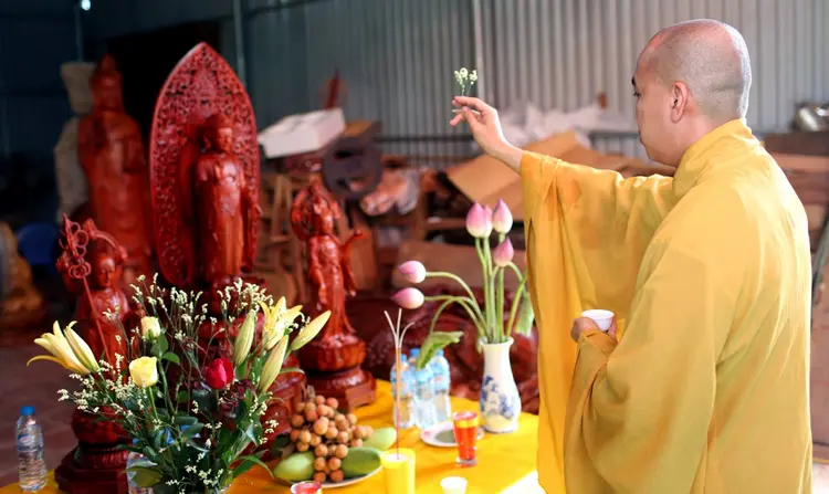 Việc khai quang nên được thực hiện bởi những cao tăng đạo hạnh cao