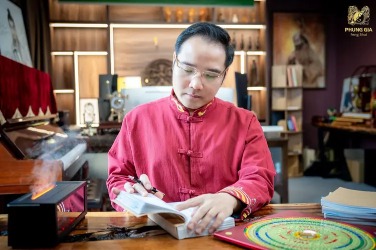 Master Phùng Phương cùng đệ tử sẽ hướng dẫn gia chủ cách thỉnh và an vị vật phẩm