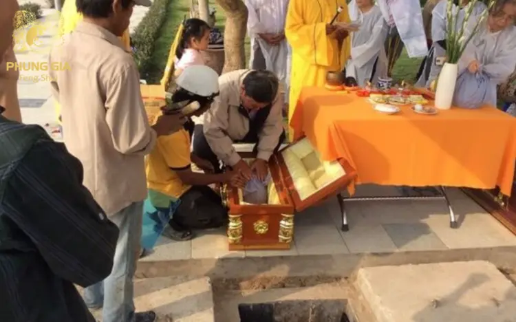 Quy trình quật mộ, bốc cốt cần thực hiện kỹ lưỡng dưới sự tư vấn của phong thủy sư hoặc cao tăng