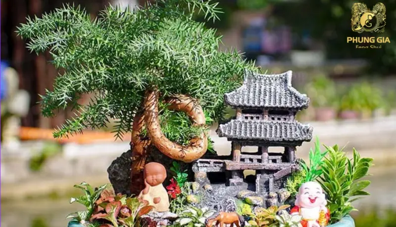 Dáng tùng vươn thẳng, xanh quanh năm đại diện cho chính khí bền vững và nguồn năng lượng ổn định trong không gian sống