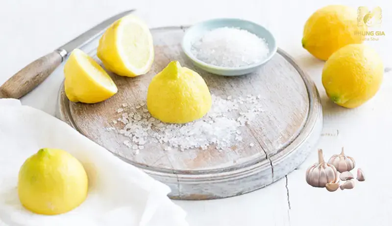 Chanh tươi kết hợp muối đặt tại quầy giúp duy trì năng lượng tích cực trong khu vực giao dịch