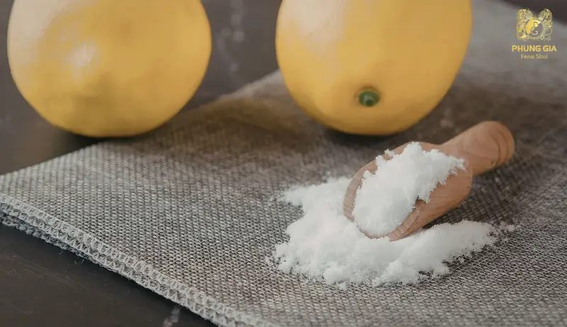 Chanh và muối thường được dùng trong dân gian để lau dọn, thanh lọc không gian và tạo cảm giác sạch sẽ, nhẹ nhàng