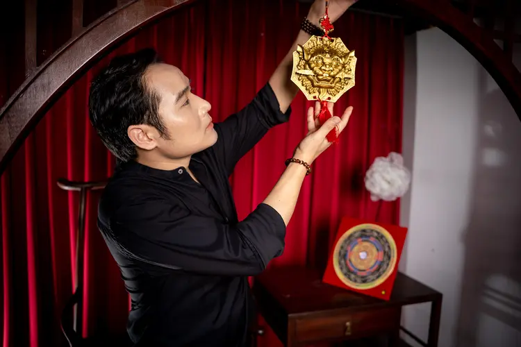 Master Phùng Phương sẽ dựa trên la bàn tinh và các công cụ tính toán để xác định vị trí đặt Hổ Phù phù hợp với từng gia chủ