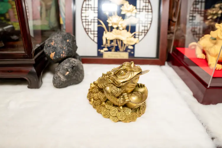 Cóc Thiềm Thừ theo truyền thuyết từng là một yêu tinh hung dữ được cảm hóa