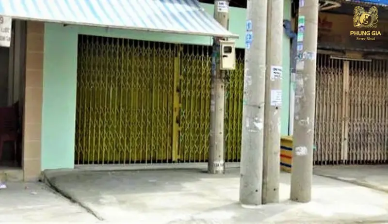 Cột điện án ngữ trước cửa chính