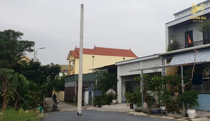  Cột điện dù nằm bên kia đường