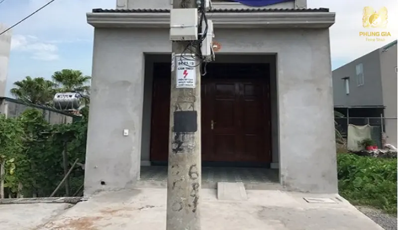  Cột điện trước nhà làm gián đoạn dòng sinh khí