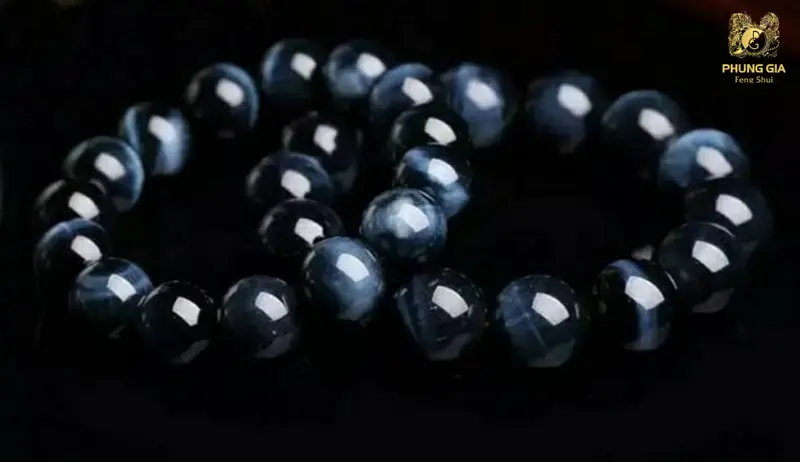 Đá mắt hổ xanh đen giúp người mệnh Thủy tăng bản lĩnh, quyết đoán và thu hút cơ hội tài chính trong kinh doanh