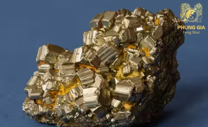 Đá vàng găm tượng trưng cho hành Kim mạnh mẽ, đại diện cho dương khí, sự bảo vệ và nguồn năng lượng tài lộc