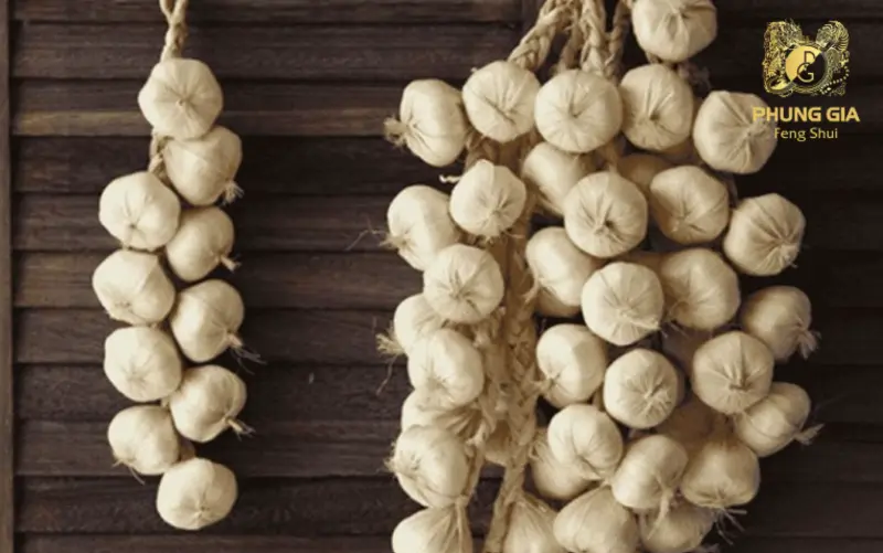 Theo quan niệm dân gian, cách này giúp hỗ trợ xua bớt khí xấu, tạo cảm giác an tâm và tích cực cho môi trường kinh doanh
