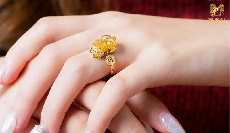 Đeo nhẫn ngón áp út giúp chiêu tài và giữ vững vận may