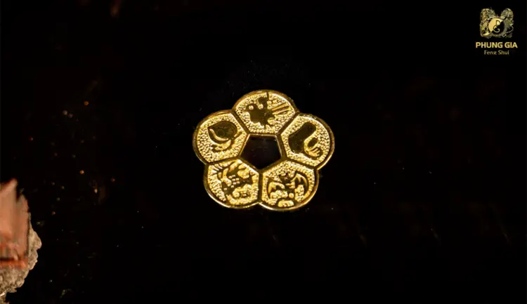 Đồng Xu Hoa Mai biểu trưng cho may mắn và thịnh vượng, tinh khắc hình hoa mai 5 cánh mang năng lượng cát khí tích cực