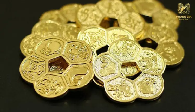 Đồng Xu Hoa Mai là lá bùa phong thủy hóa giải tà khí, trấn sát và bảo vệ bình an cho gia đình, sự nghiệp hanh thông