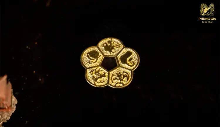 Đồng Xu Hoa Mai trên bàn làm việc - bí quyết sự nghiệp hanh thông, trí tuệ sáng suốt, công việc thuận lợi