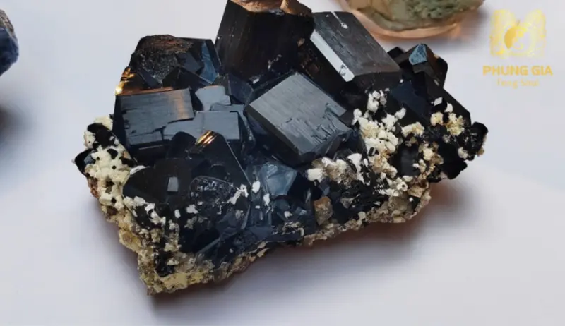 Đây là loại đá thường được khuyên dùng khi gia chủ sống ở môi trường đô thị nhiều thiết bị điện tử hoặc trường khí phức tạp