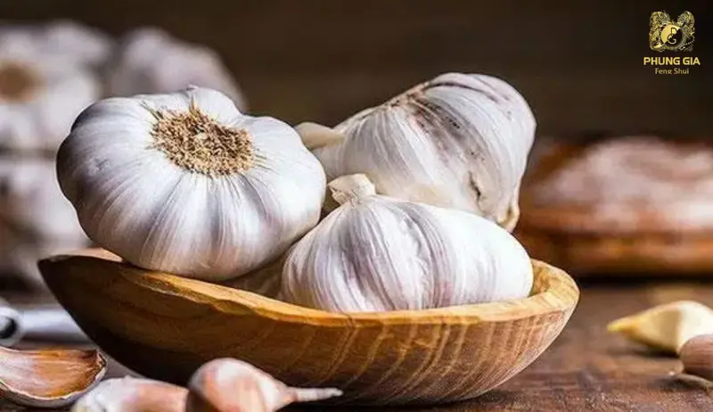 Quan niệm dân gian về việc dùng tỏi để trừ tà và bảo vệ không gian sống