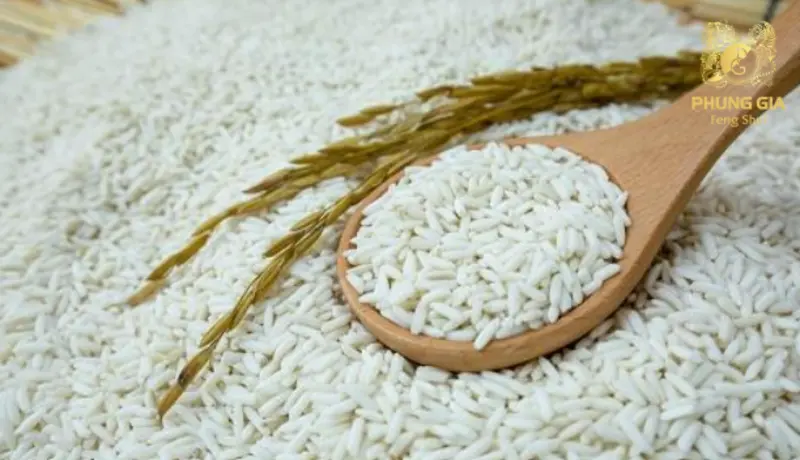 Gạo nếp trừ tà - biểu tượng sinh khí và dương khí trong phong thủy dân gian