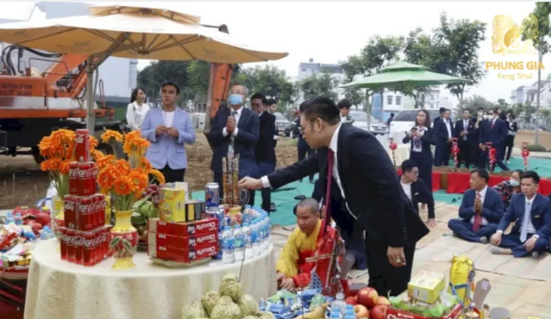Gia chủ nên thực hiện lễ nghi đầy đủ, chọn ngày giờ cát lợi để ổn định khí trường khi phải động thổ lần hai