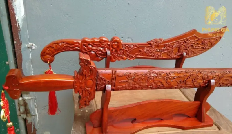 Từ xa xưa, gỗ đào đã xuất hiện phổ biến trong tín ngưỡng dân gian Á Đông như một vật phẩm có khả năng xua đuổi tà khí, bảo vệ gia chủ và mang lại bình an