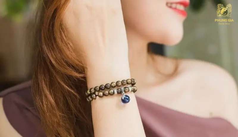 Gỗ trầm hương, gỗ sưa mang theo bên người giúp an thần, tạo cảm giác an tâm và duy trì năng lượng tích cực