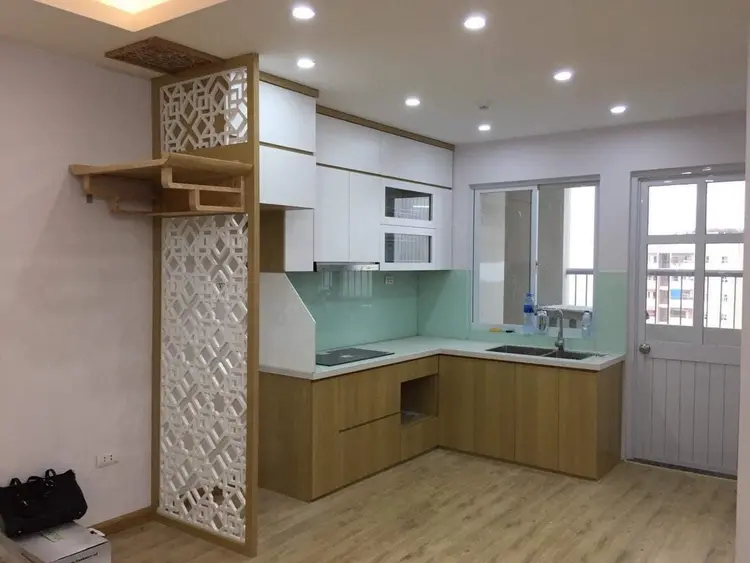 Sử dụng vách ngăn là một trong những phương pháp đơn giản để hóa giải hướng bếp và bàn thờ nhìn vào nhau