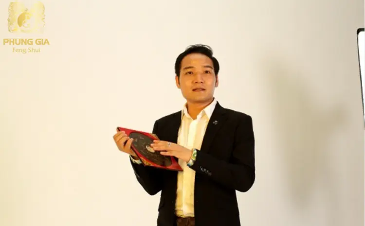 Master Phùng Phương - Người nước ngoài đầu tiên và duy nhất được Hiệp hội Phong thuỷ Trung Quốc cấp bằng Phong Thuỷ Sư Cao Cấp