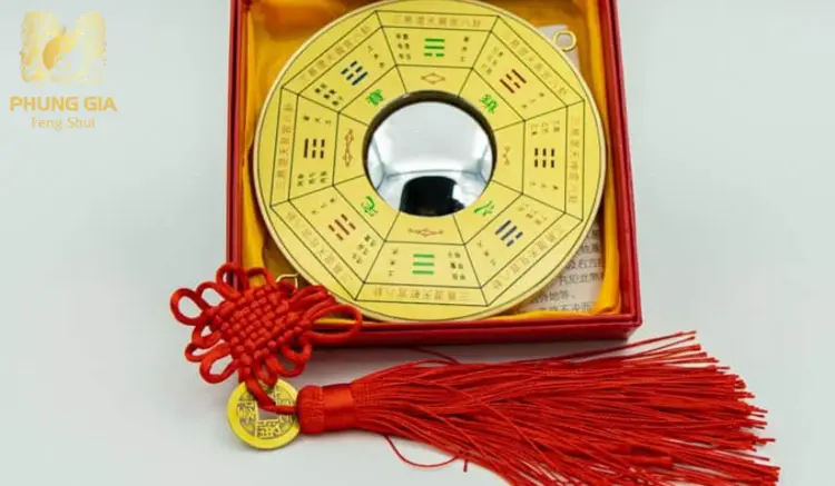 Gia chủ có thể treo gương bát quái để trên khung cửa, mặt gương hướng ra ngoài để hóa giải tà khí, ngăn cản hung tinh xâm nhập